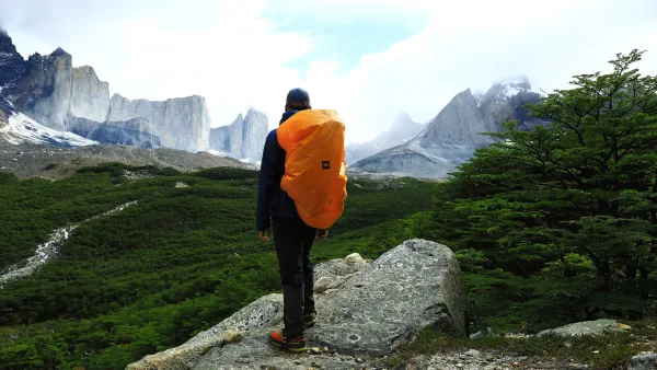 Cumes montanhosos recortados e geleiras suspensas vistos do anfiteatro rochoso do Mirante Britânico.