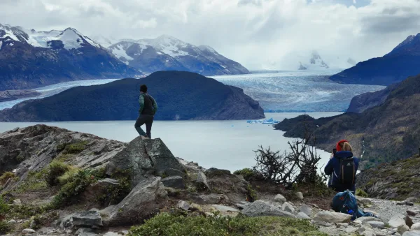 A trilha de caminhada entre Grey e Paine Grande oferece vistas panorâmicas do vale glacial.