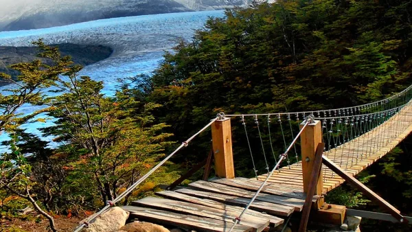 Trilha de trekking em alta altitude que parte de Paso John Gardner em direção à imponente geleira Grey.