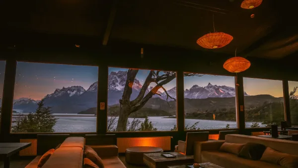 A entrada do Hotel Lago Grey, à beira do lago, está rodeada pela floresta nativa da Patagônia.